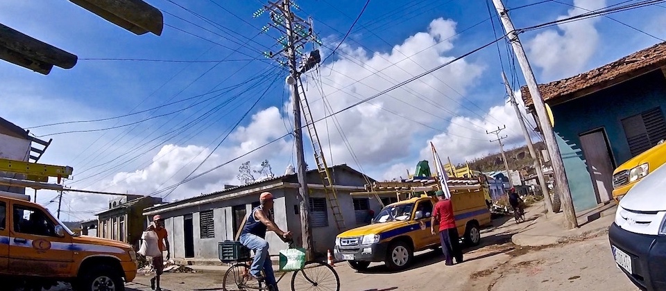 Baracoa Matthew: Brigadas eléctricas • Electric Co crews • Brigades électricité