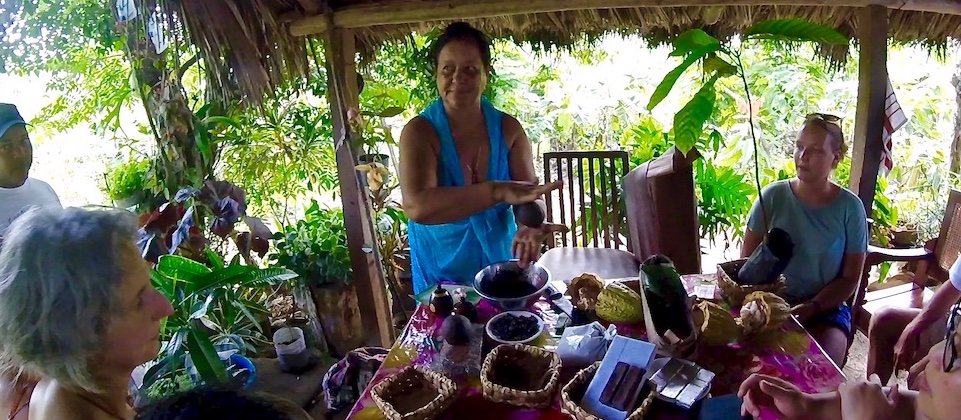Deisy la reina del cacao en Baracoa, Cuba