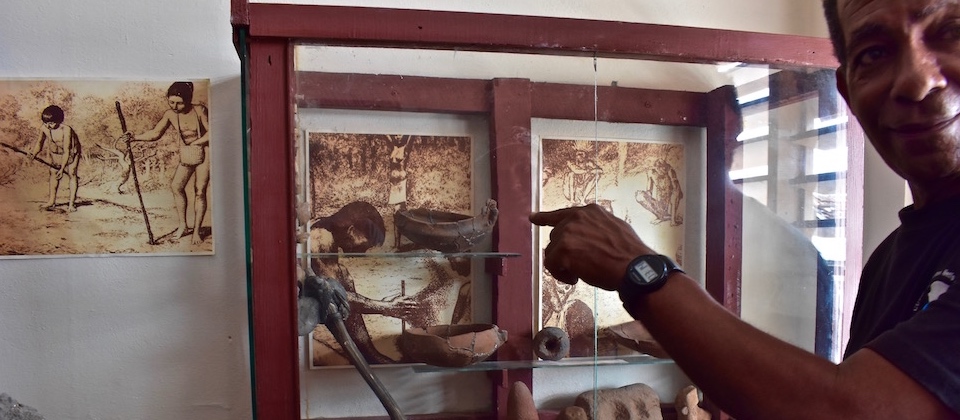 Roberto Ordunez explique des objets • Société arquéologique de Baracoa